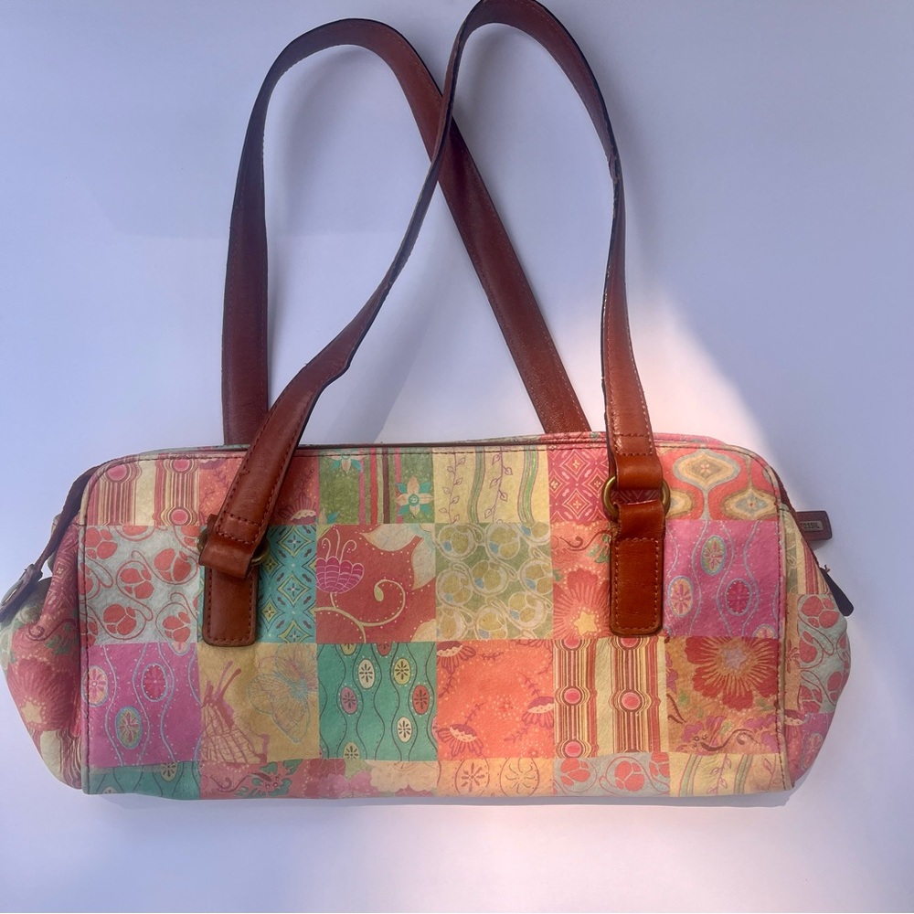 Fossil bag. Great condition. Leather lace needs about 3” total re-laced.